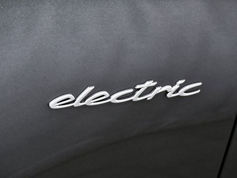 Used 2025 Porsche Macan 4 Electric image 90