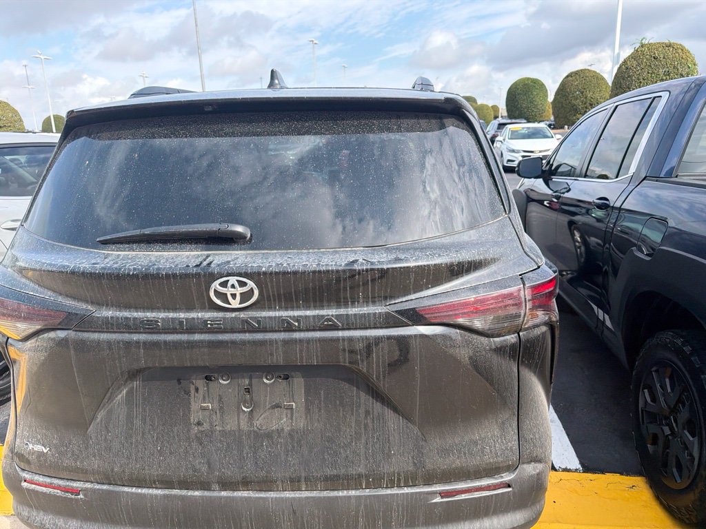 Used 2026 Toyota Sienna LE FWD image 5