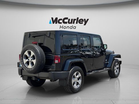 Used 2018 Jeep Wrangler Unlimited Sahara w/ Connectivity Group AWD/4WD image 3