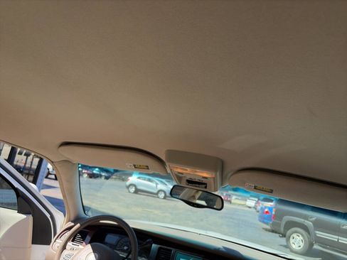 Used 2004 Lincoln Town Car Signature image 14