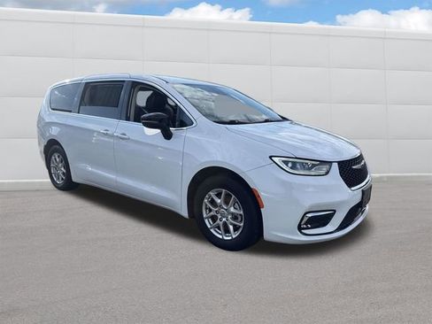 Used 2024 Chrysler Pacifica Touring-L FWD image 12