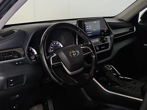 Used 2022 Toyota Highlander LE AWD/4WD image 16
