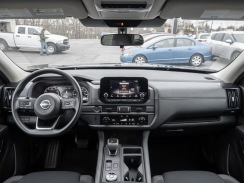 Used 2024 Nissan Pathfinder S image 2