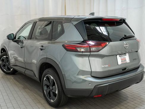 Used 2024 Nissan Rogue SV image 3