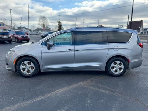Used 2017 Chrysler Pacifica Touring-L Plus w/ Advanced Safetytec Group image 4