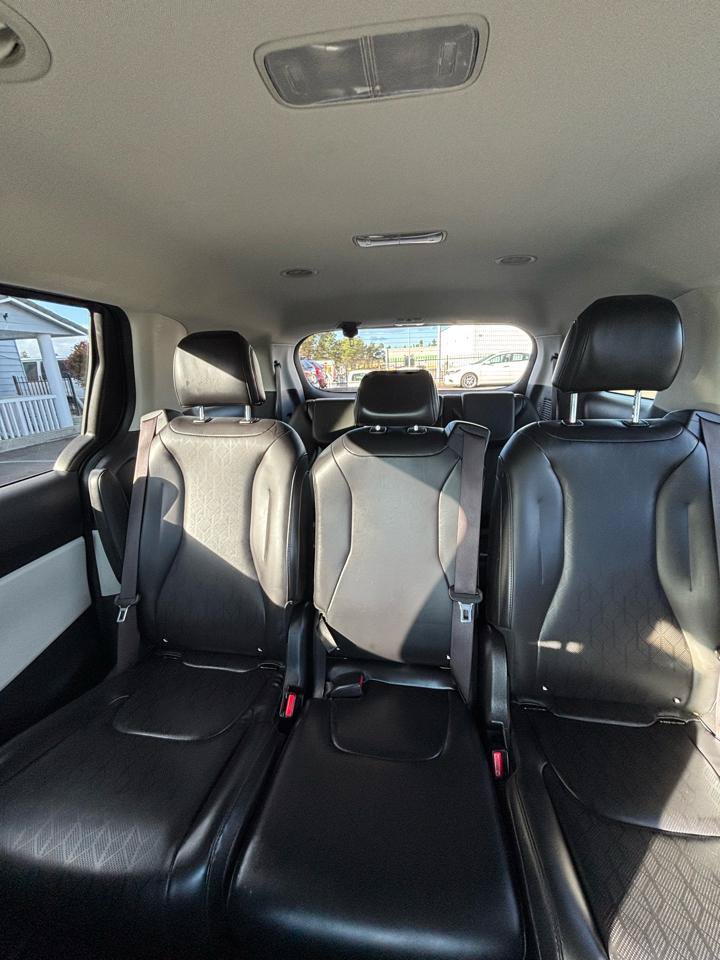 Used 2023 Kia Carnival LX FWD image 14