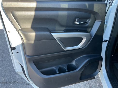 Used 2018 Nissan Titan SV image 16