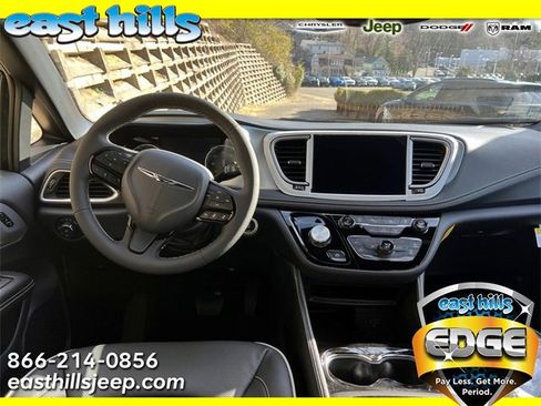 New 2026 Chrysler Pacifica Limited image 4