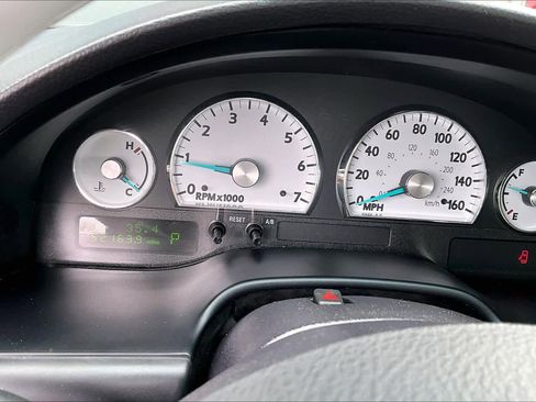 Used 2004 Ford Thunderbird Deluxe image 21