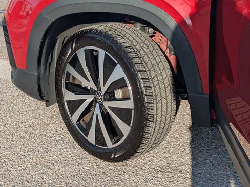 Certified 2023 Volkswagen Taos SE FWD image 33