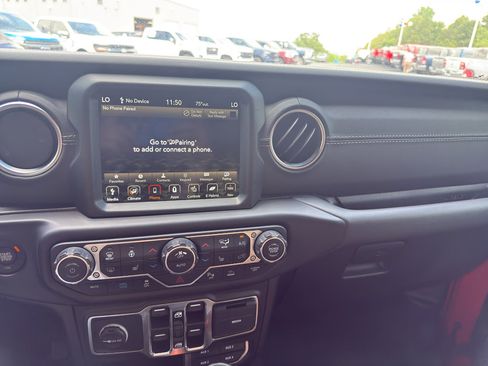Used 2021 Jeep Wrangler Unlimited Sahara w/ Cold Weather Group AWD/4WD image 18