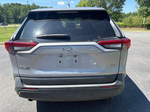 Used 2019 Toyota RAV4 LE FWD image 6