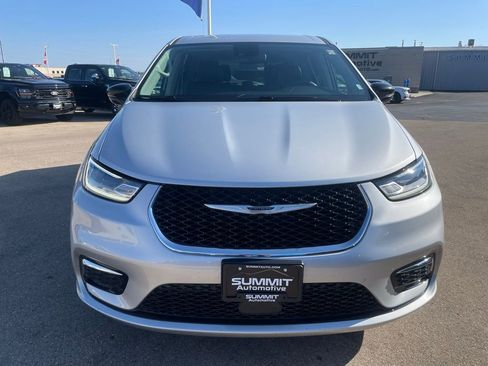 Used 2024 Chrysler Pacifica Touring-L FWD image 26