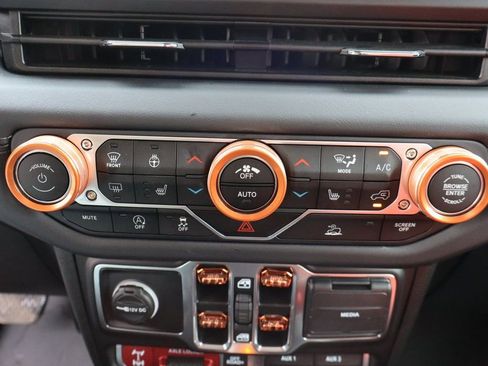 Used 2025 Jeep Gladiator Mojave w/ Convenience Group image 11