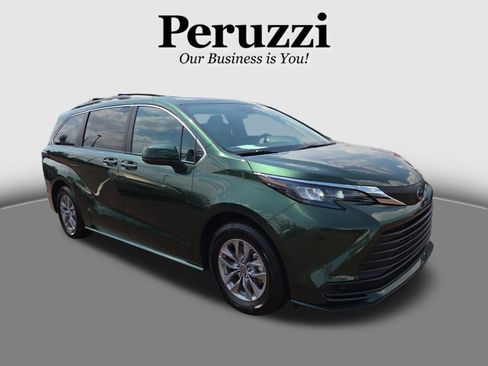 Used 2025 Toyota Sienna LE w/ LE Plus Package AWD/4WD image 1