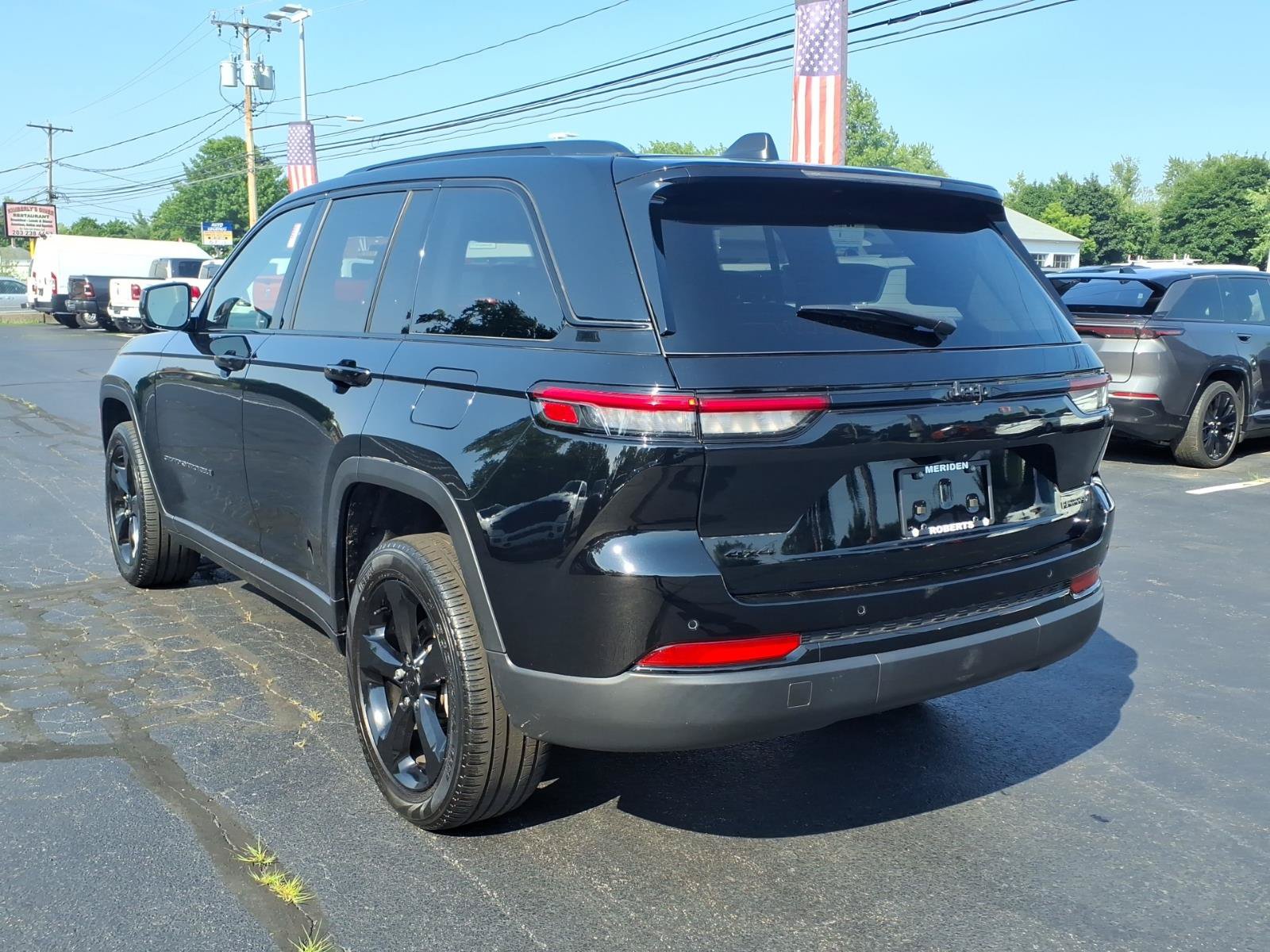 Used 2023 Jeep Grand Cherokee Limited w/ Black Appearance Package AWD/4WD image 5