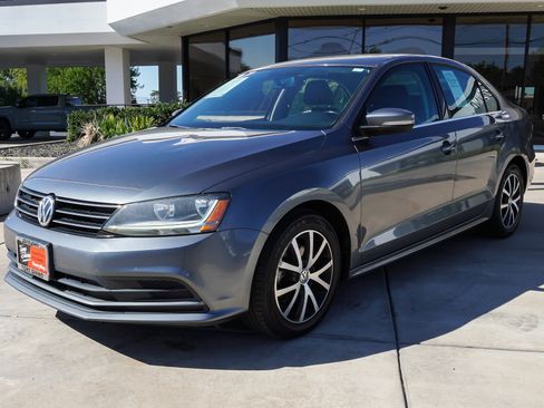 Used 2017 Volkswagen Jetta SE FWD image 4