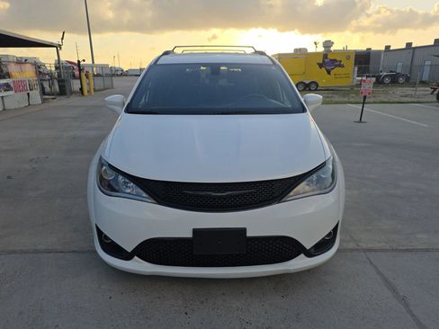 Used 2019 Chrysler Pacifica Touring-L Plus w/ S Appearance Package image 4