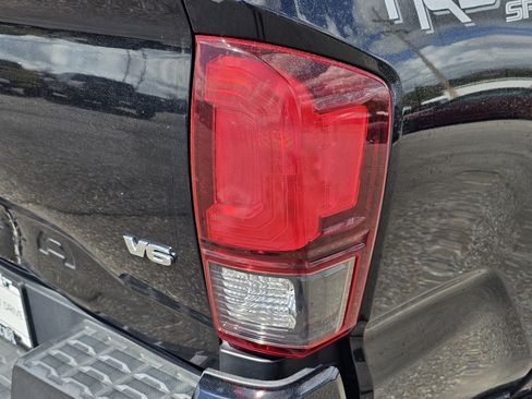 Used 2019 Toyota Tacoma TRD Sport image 9