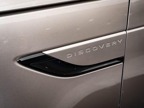 Certified 2024 Land Rover Discovery Metropolitan Edition image 16
