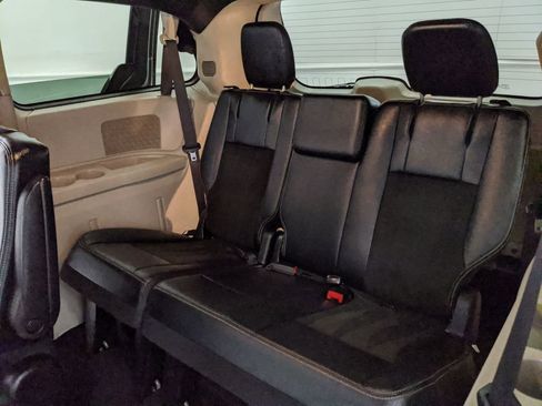 Used 2019 Dodge Grand Caravan SXT FWD image 19