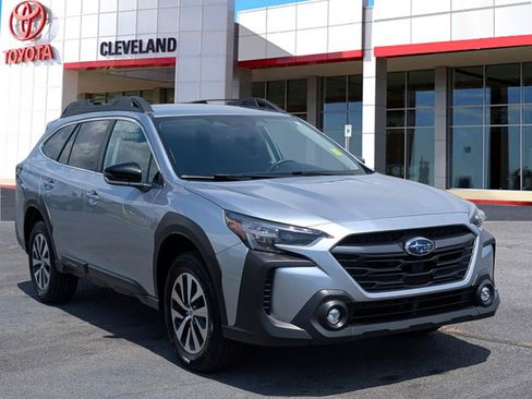 Used 2025 Subaru Outback Premium w/ Popular Package #1A AWD/4WD image 2