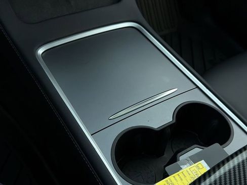 Used 2022 Tesla Model Y Long Range image 27