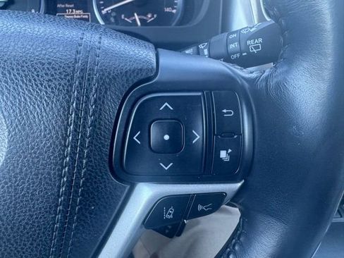 Used 2017 Toyota Highlander Limited w/ Carpet Mat Package image 23