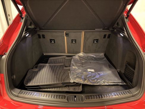 Certified 2025 Porsche Macan image 28