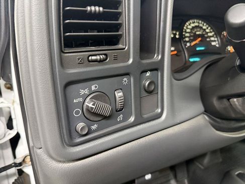 Used 2005 GMC Sierra 2500 W/T AWD/4WD image 21