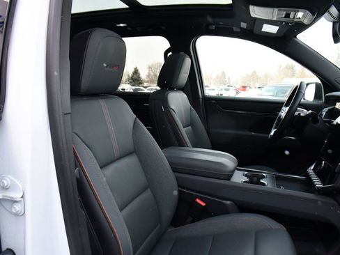 Used 2024 GMC Acadia AT4 w/ Luxury Package image 16