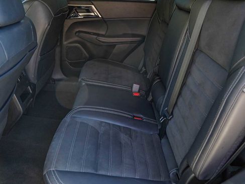 Used 2023 Mitsubishi Outlander SE image 30