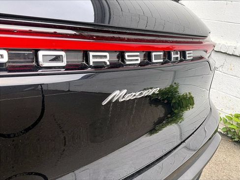Certified 2025 Porsche Macan AWD/4WD image 33