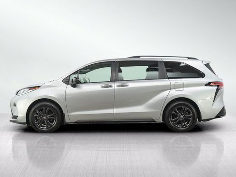 Used 2025 Toyota Sienna XSE AWD/4WD image 2
