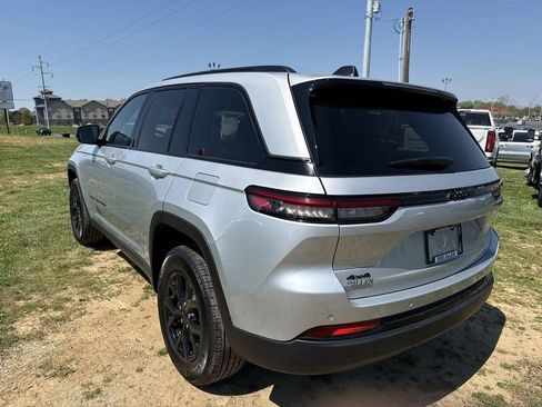 Used 2025 Jeep Grand Cherokee Altitude AWD/4WD image 12