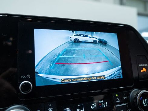 Used 2023 Toyota Highlander LE FWD image 25