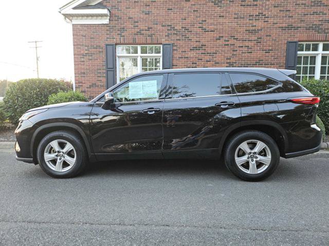 Used 2021 Toyota Highlander L FWD image 2