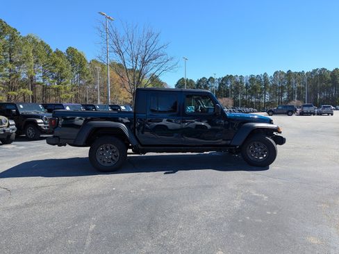 Used 2025 Jeep Gladiator Sport image 4