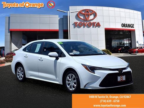 Certified 2025 Toyota Corolla LE FWD image 1