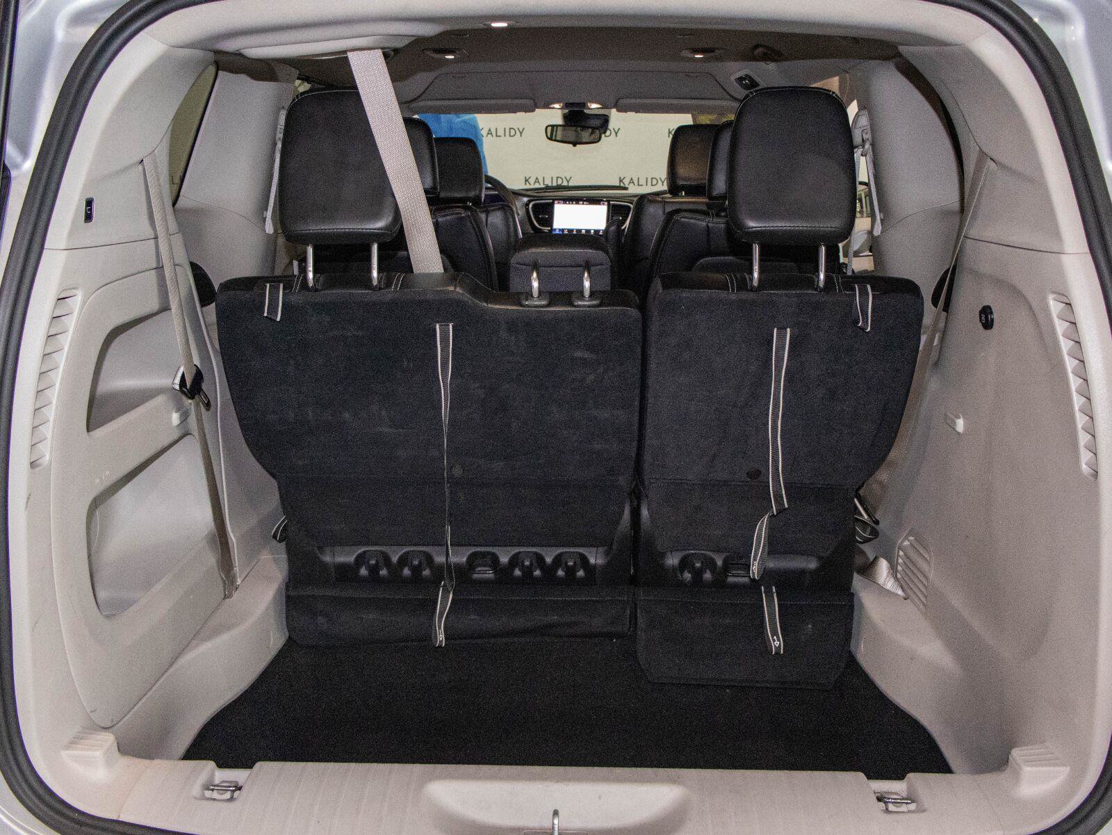 Used 2024 Chrysler Pacifica Touring-L FWD image 23