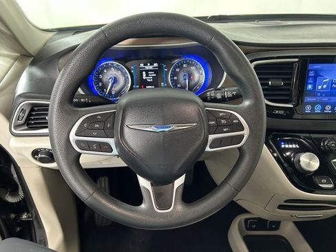 Used 2017 Chrysler Pacifica Touring FWD image 15