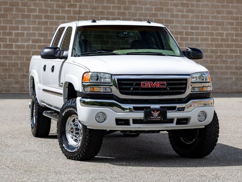 Used 2005 GMC Sierra 2500 SLE w/ Heavy-Duty Power Package AWD/4WD image 2