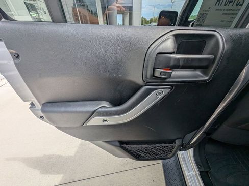 Used 2018 Jeep Wrangler Unlimited Sahara w/ Connectivity Group image 33