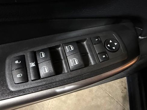 Used 2022 Jeep Cherokee Latitude Lux w/ Mopar Interior Package AWD/4WD image 3