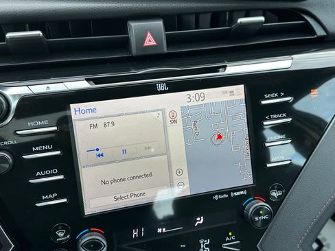 Used 2020 Toyota Camry XLE image 23