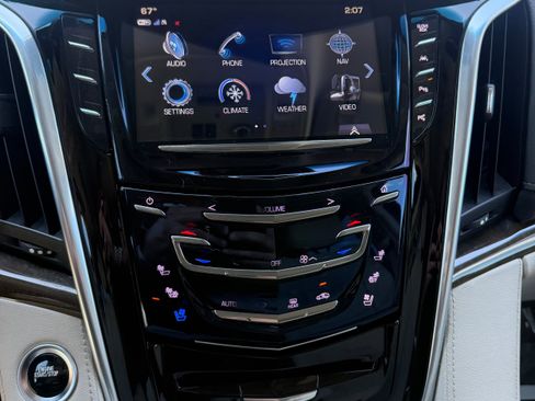 Used 2020 Cadillac Escalade ESV Premium Luxury image 28