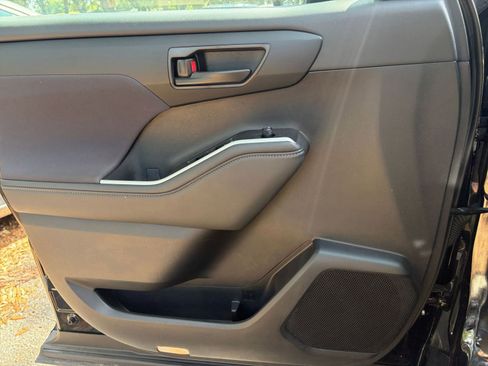 Used 2025 Toyota Highlander LE FWD image 18