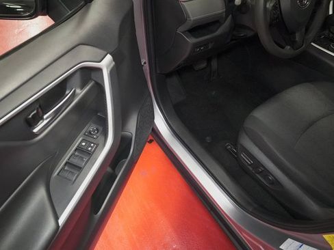 Used 2021 Toyota RAV4 XLE image 9