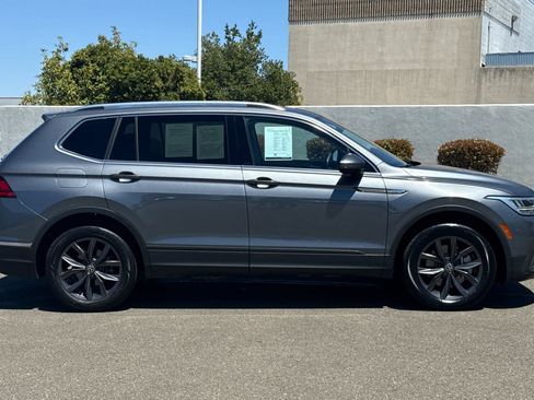 Used 2023 Volkswagen Tiguan SE w/ Panoramic Sunroof Package FWD image 6