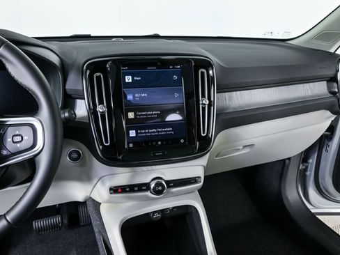 Certified 2025 Volvo XC40 B5 Ultra image 15